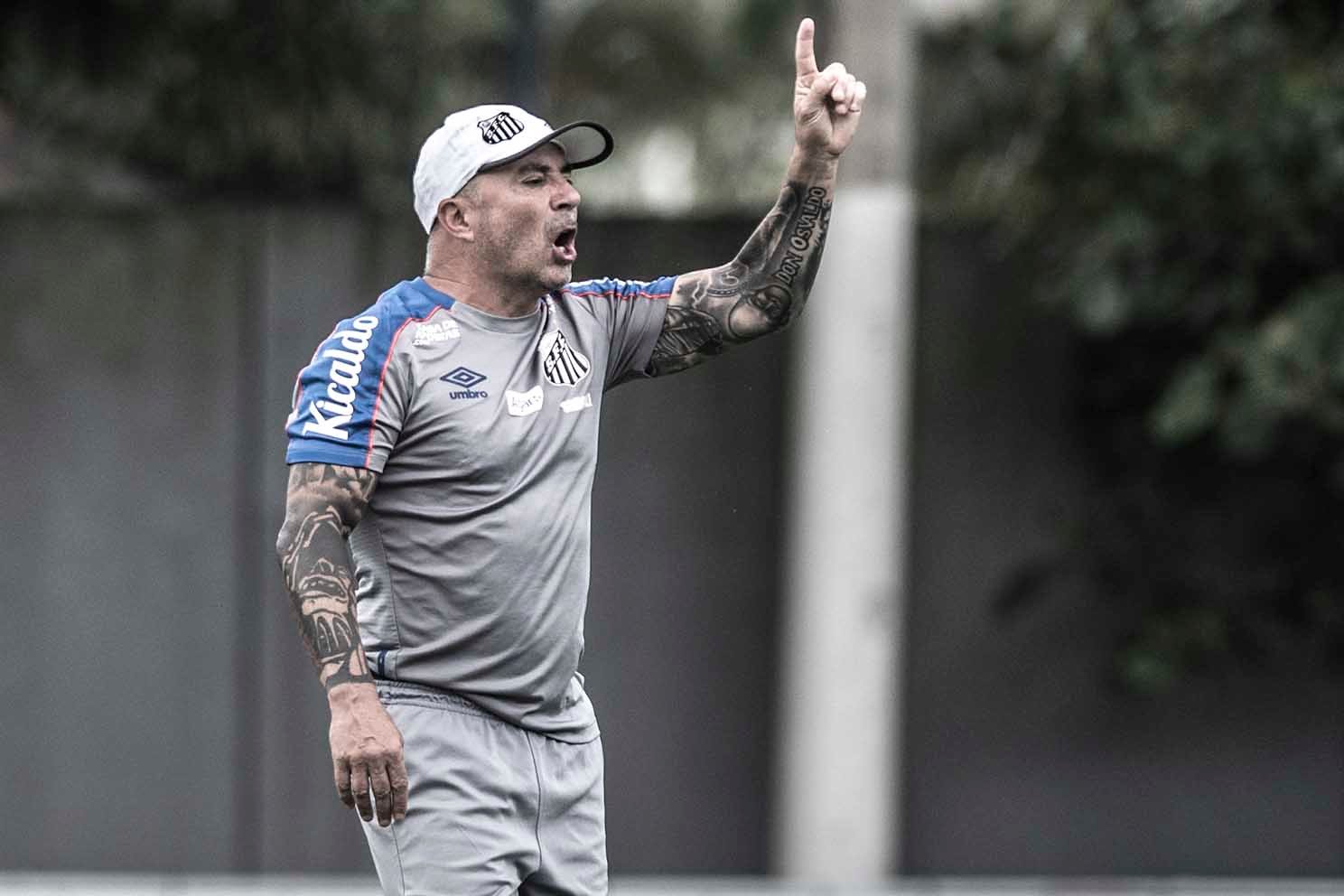 Santos recebe o Ceará para se manter na disputa pelo título