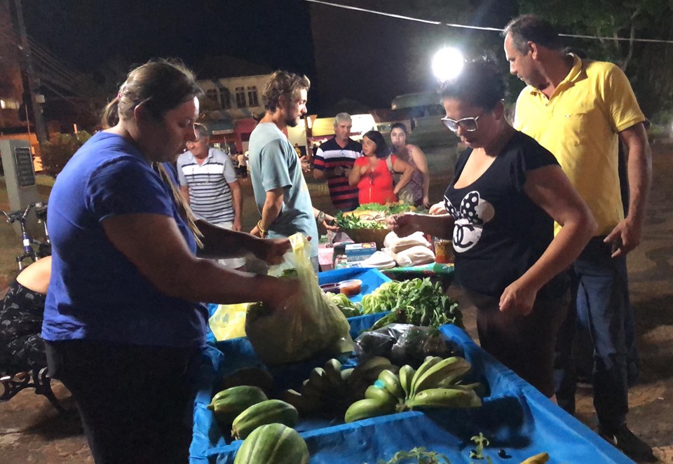 Centenas de pessoas compareceram à primeira feira noturna na Praça do Bosque