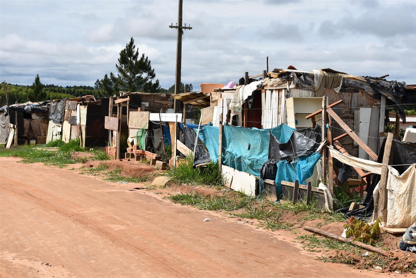 Famílias são removidas de área de risco em Rubião Júnior