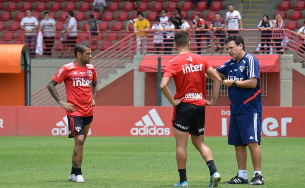 São Paulo recebe o Athlético de olho em uma das vagas no G4