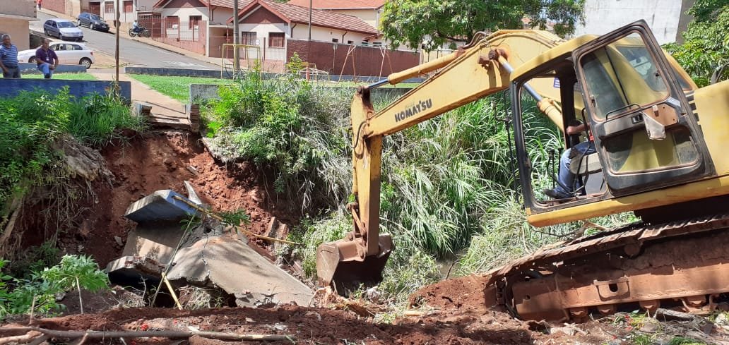 Prefeitura substitui passarela sobre rio