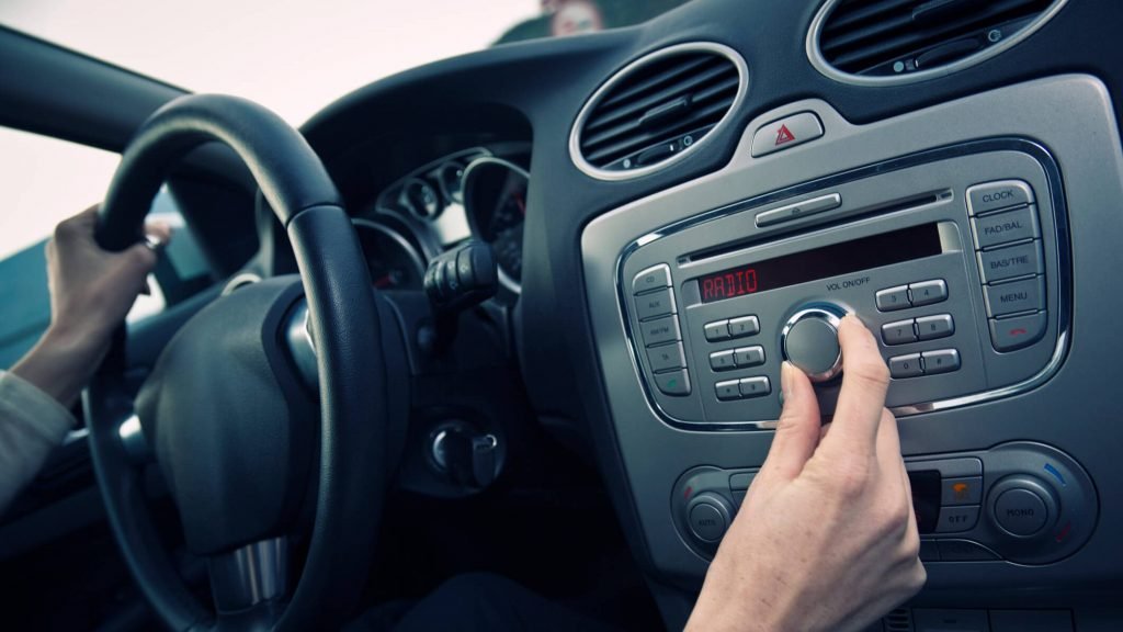 Ouvir música ao dirigir pode diminuir o estresse no trânsito