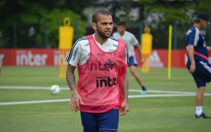 São Paulo visita a Chapecoense para se manter entre os quatro