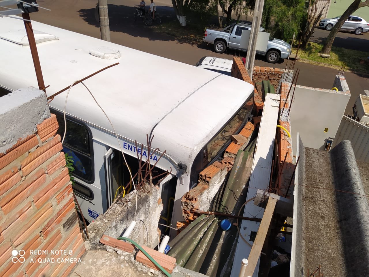 Ônibus colide contra muro de casa no Itamaraty