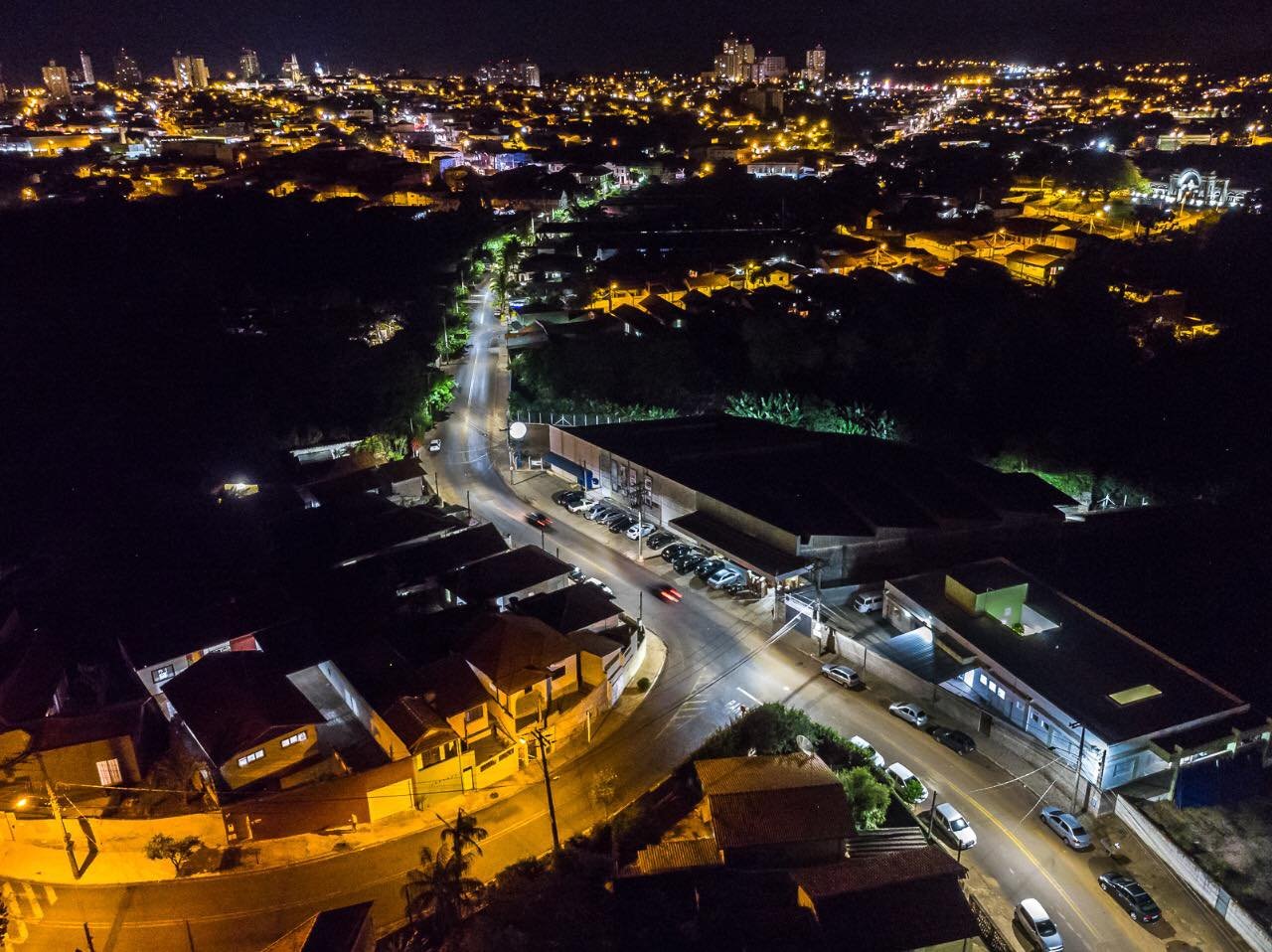Avenida Paula Vieira recebe iluminação em LED