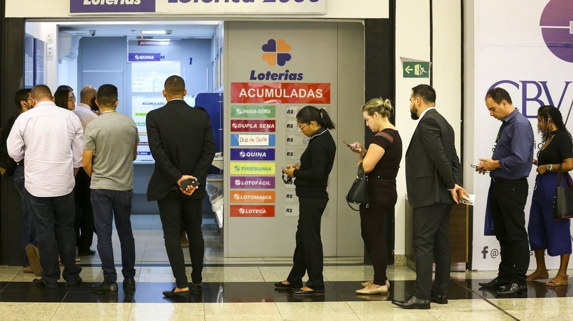 Justiça volta a autorizar funcionamento de lotéricas e igrejas