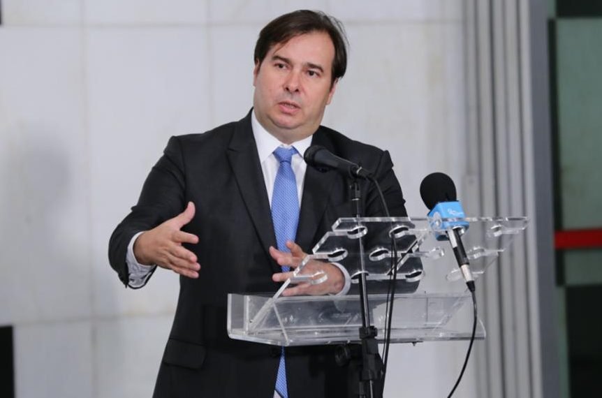 Maia acusa Bolsonaro de mentir sobre 13º do Bolsa Família