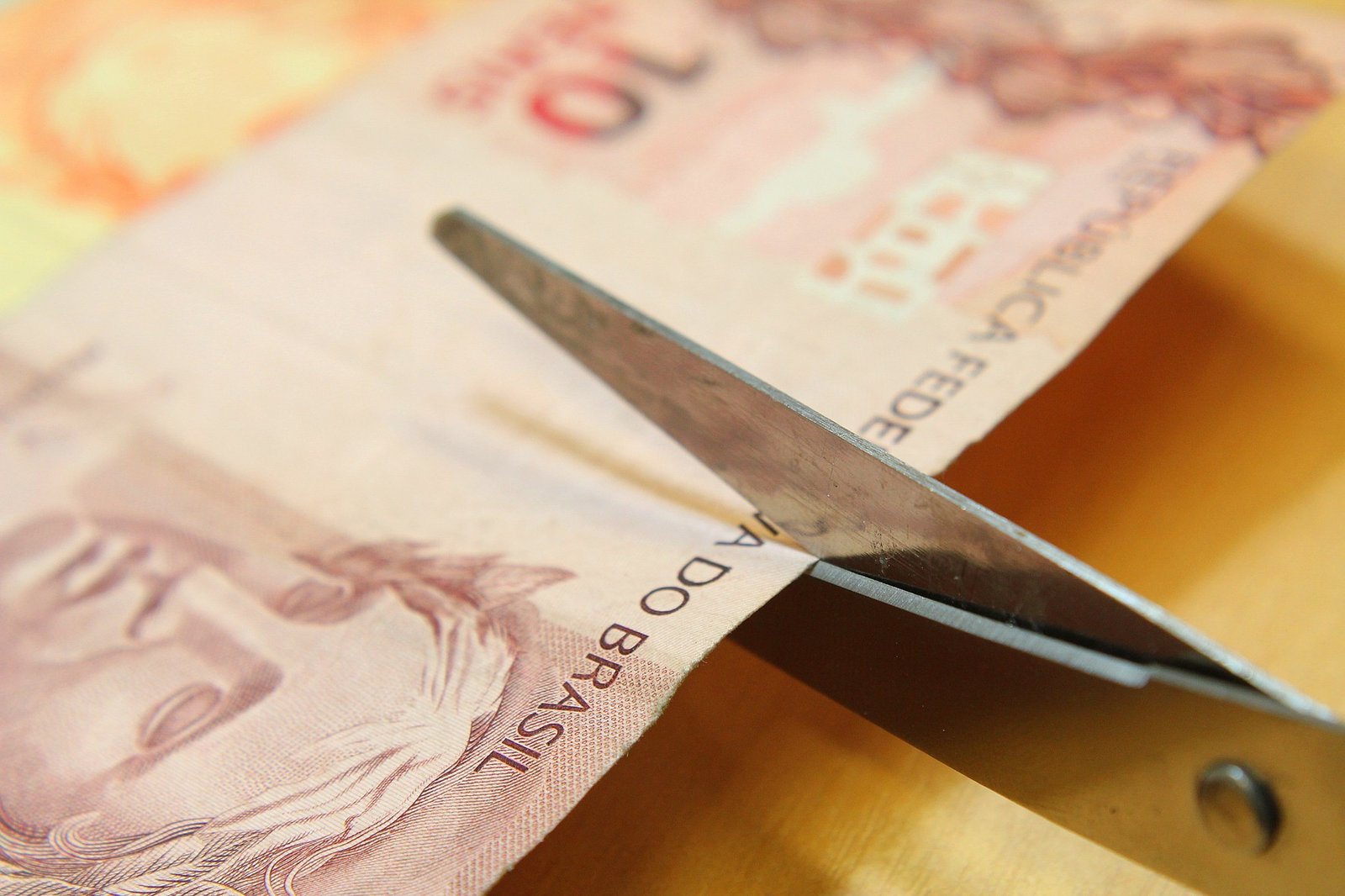 Renda do trabalhador fecha 2022 em queda