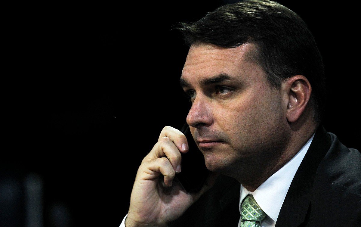 Flávio Bolsonaro usou dinheiro público para financiar construções ilegais da milícia