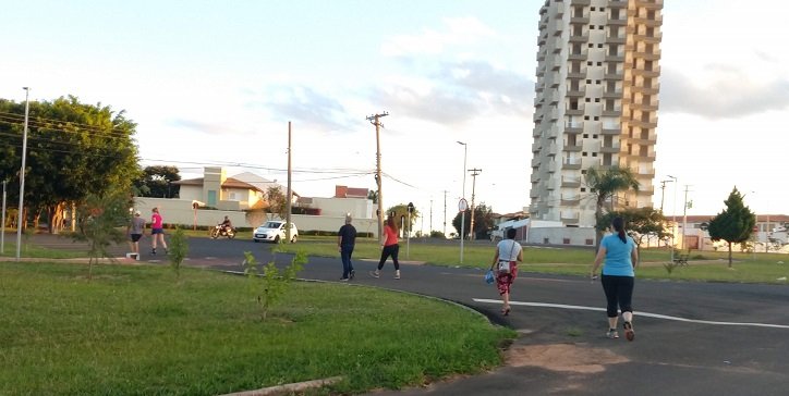 Covid-19: alta de casos no interior e litoral coincide com queda no isolamento social