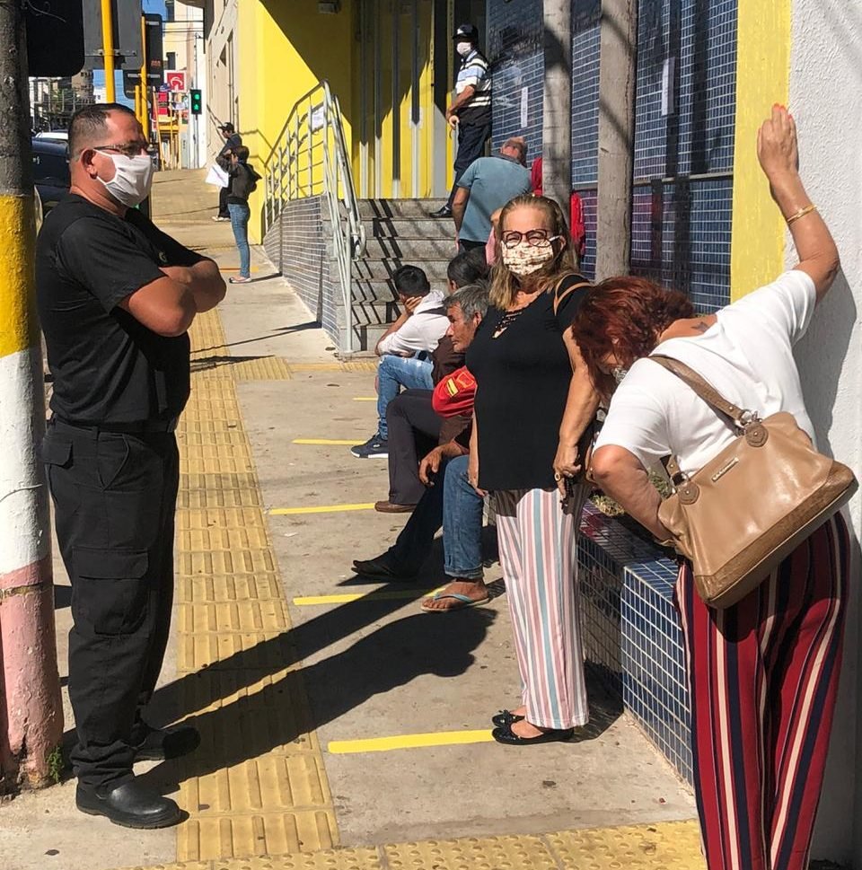 Avaré: seguranças são colocados em agências bancárias e lotéricas para evitar aglomerações