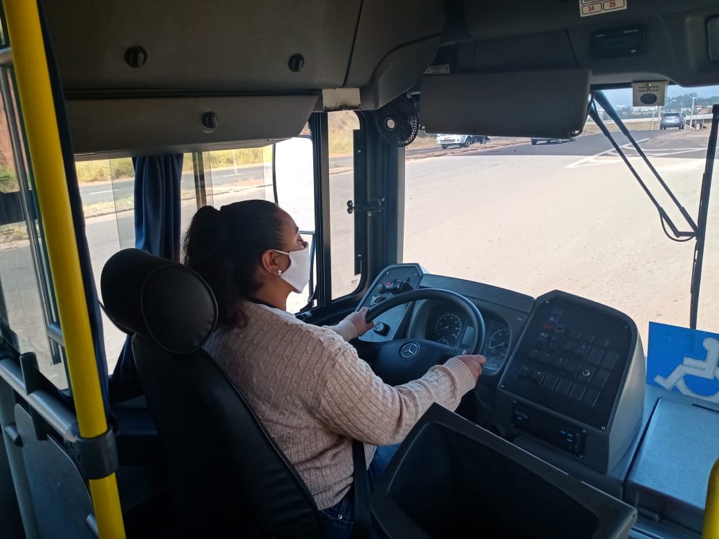 Concessionária de transporte coletivo distribui máscaras e álcool gel a funcionários