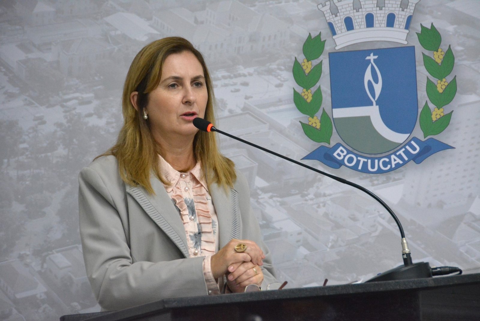 Vereadora Alessandra Lucchesi diz que não poderá doar 30% do seu salário; alegação é a lei eleitoral