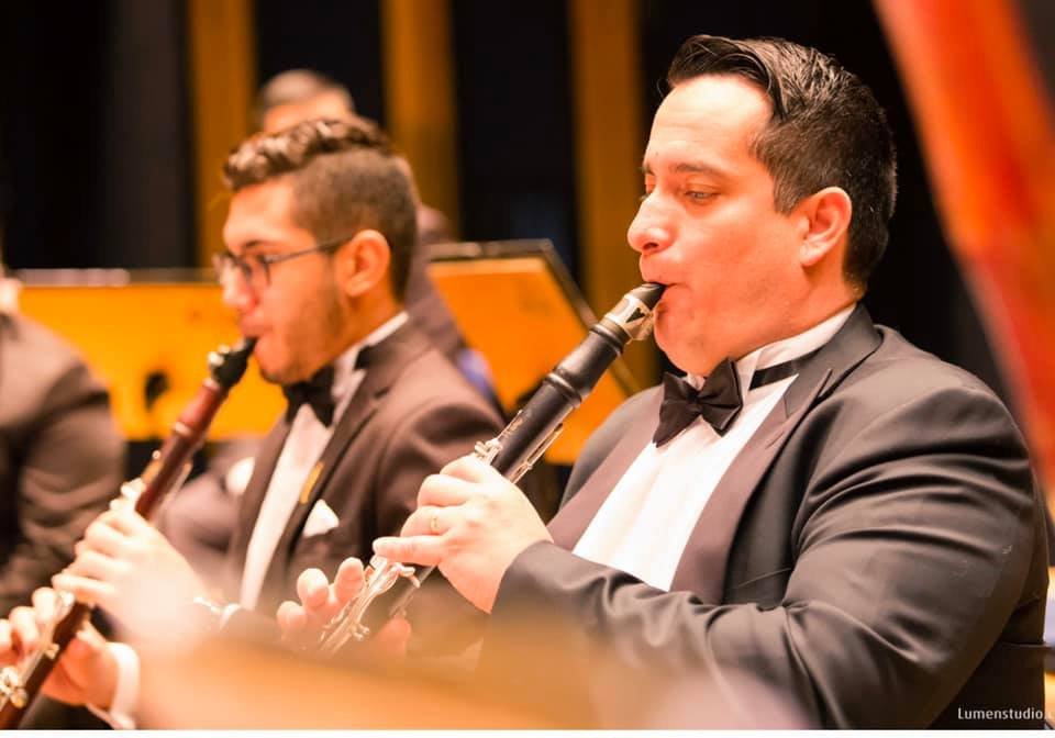 Maestro da Banda Municipal faz apresentação da janela de apartamento para amenizar o isolamento