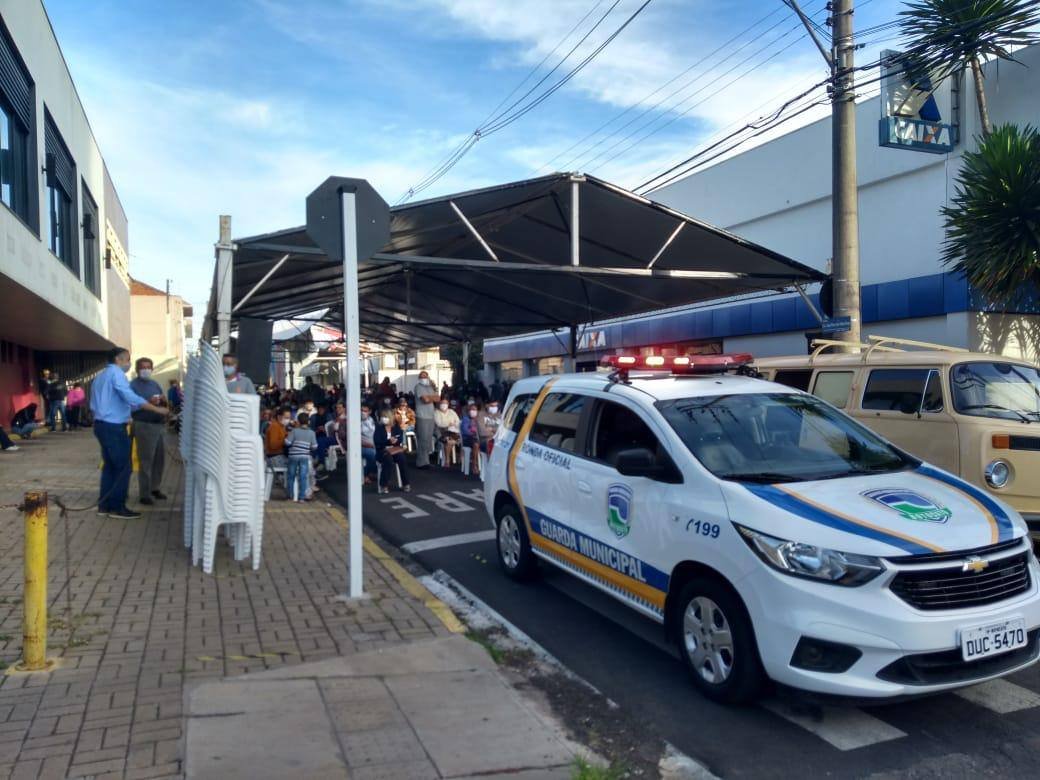 Com tendas em agências da Caixa, Prefeitura orienta fluxo de trânsito