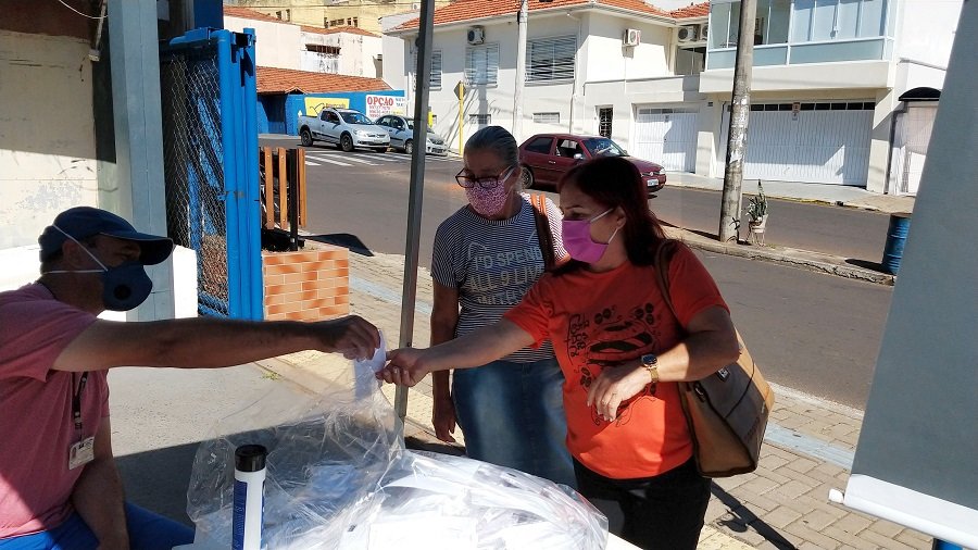 Botucatu: Prefeitura inicia distribuição de máscaras à população