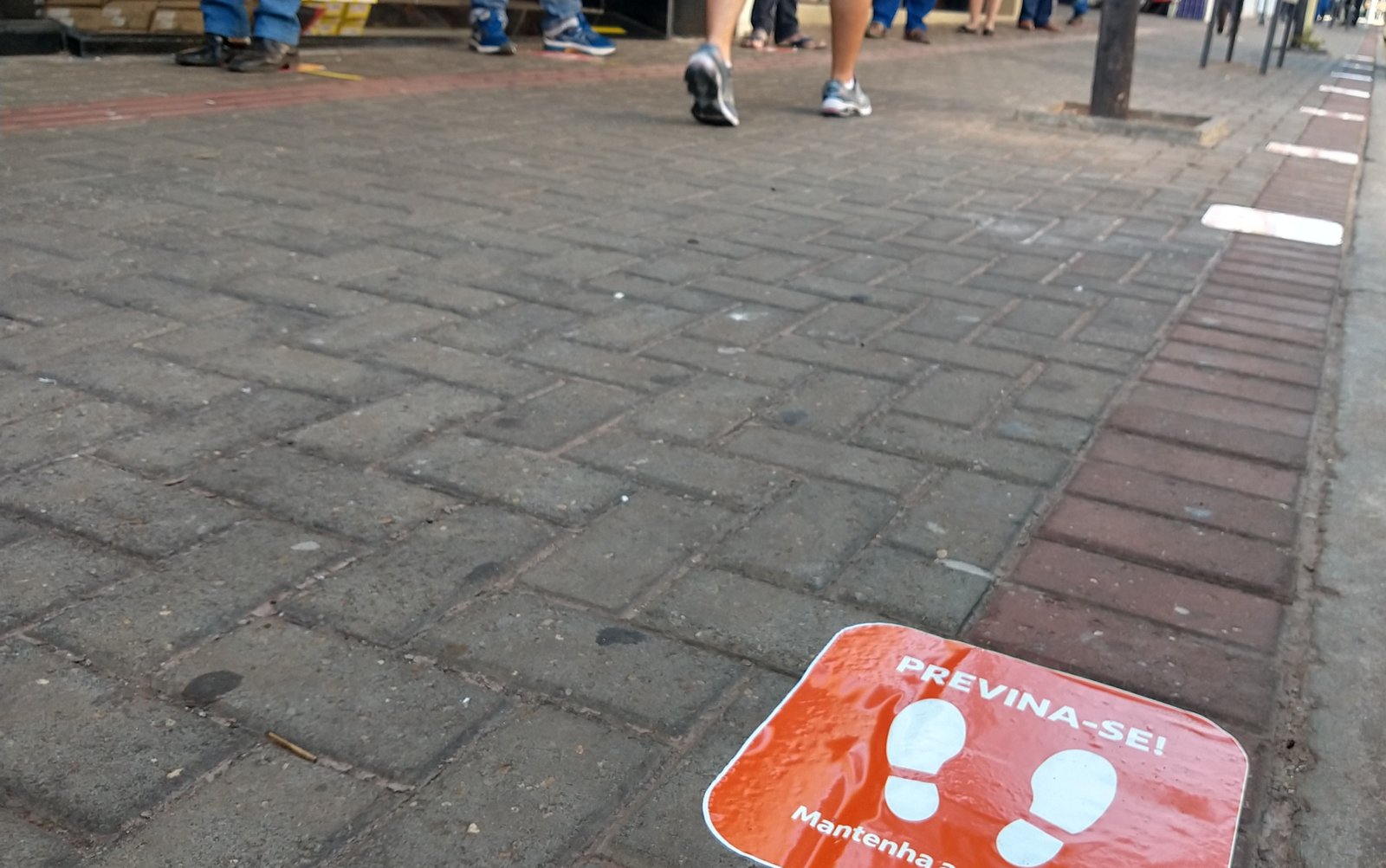 Projeto determina distância de 1,5 m em filas de estabelecimentos