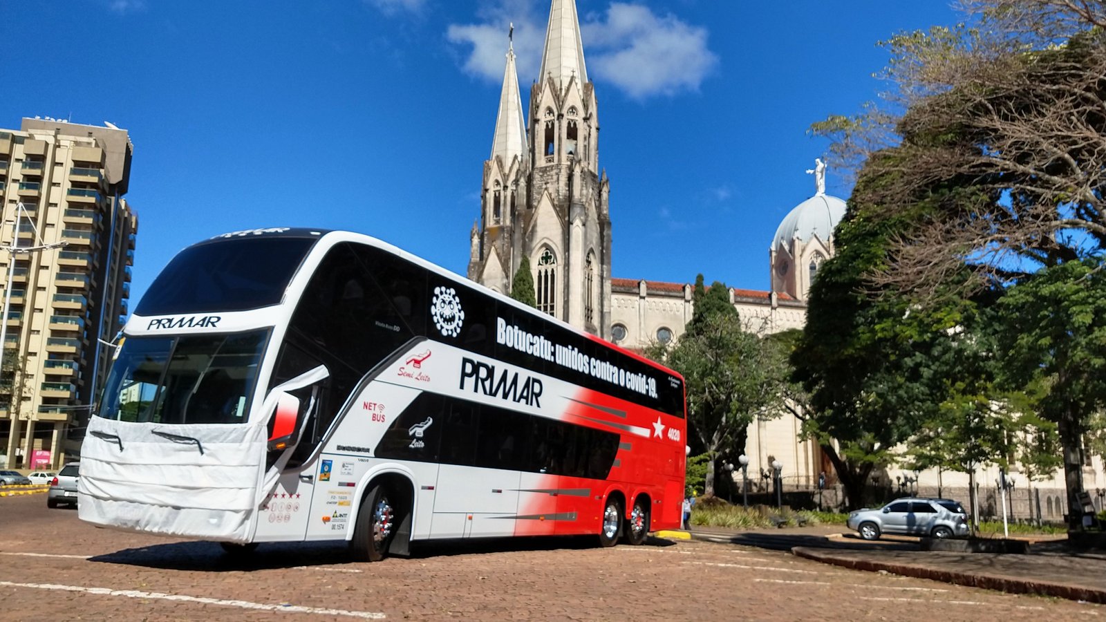Máscaras gigantes em ônibus: ação visa conscientizar contra o coronavírus em Botucatu