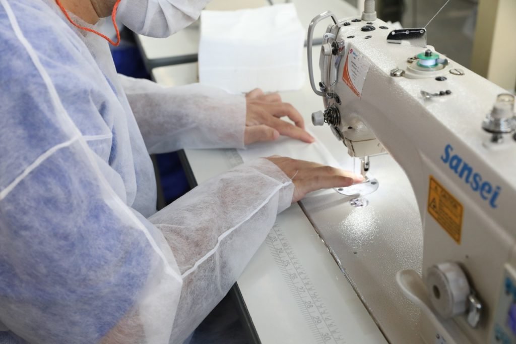 Presos produzem 1,5 milhão de máscaras de proteção em SP