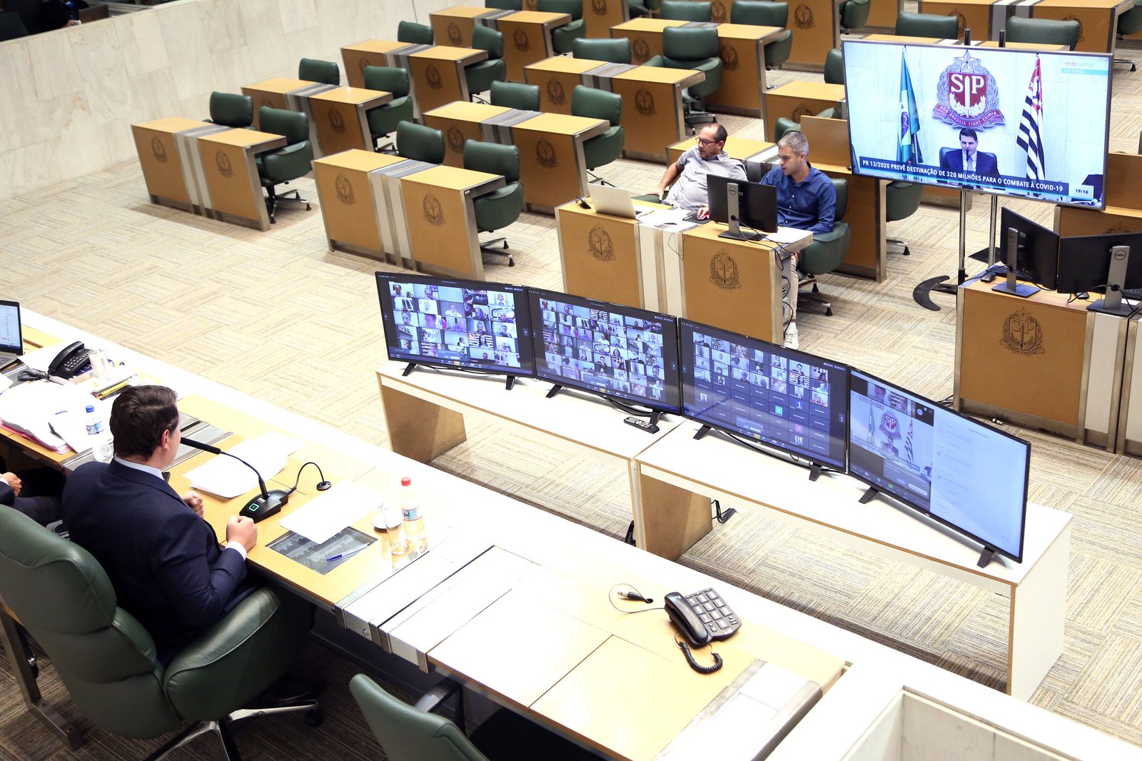 Deputados paulistas aprovam redução salarial e corte de despesas
