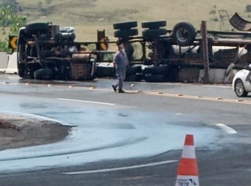 Serra de Botucatu está interditada após caminhão tombar na pista