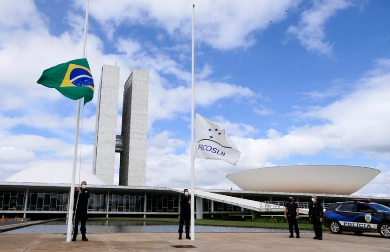 Câmara e Senado decretam luto oficial às vítimas da covid-19