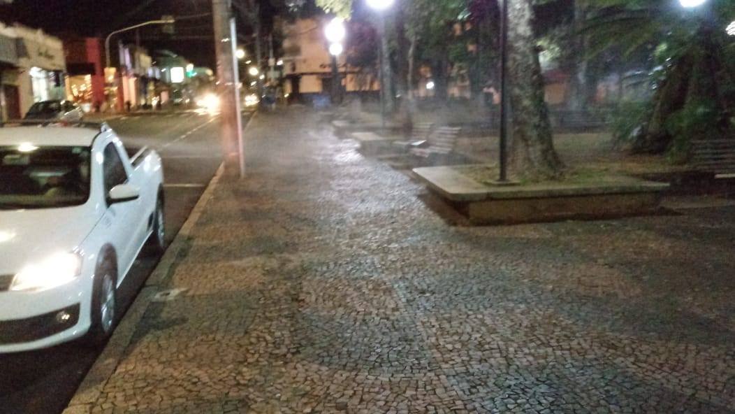 Prefeitura de Botucatu adiciona novo formato de sanitização de ruas na luta contra o coronavírus