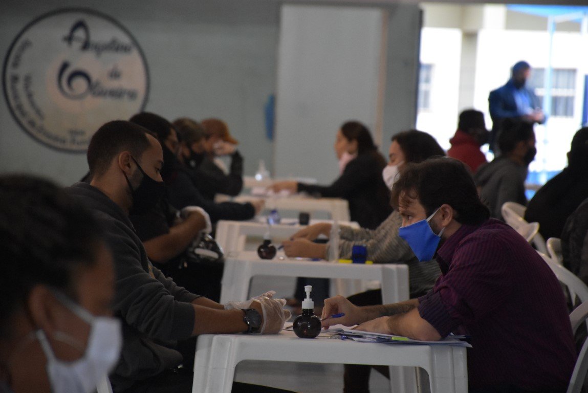 Prefeitura e Caixa realizam assinatura de contratos com moradores do Cachoeirinha 4