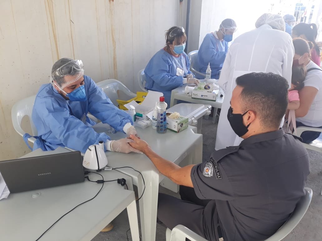 Policias de Botucatu passam por testagem em massa contra a covid-19