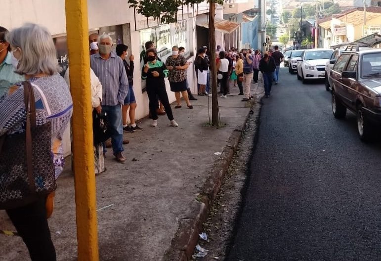 Botucatu: Vigilância Sanitária autua agência bancária por fila com mais de 100 pessoas