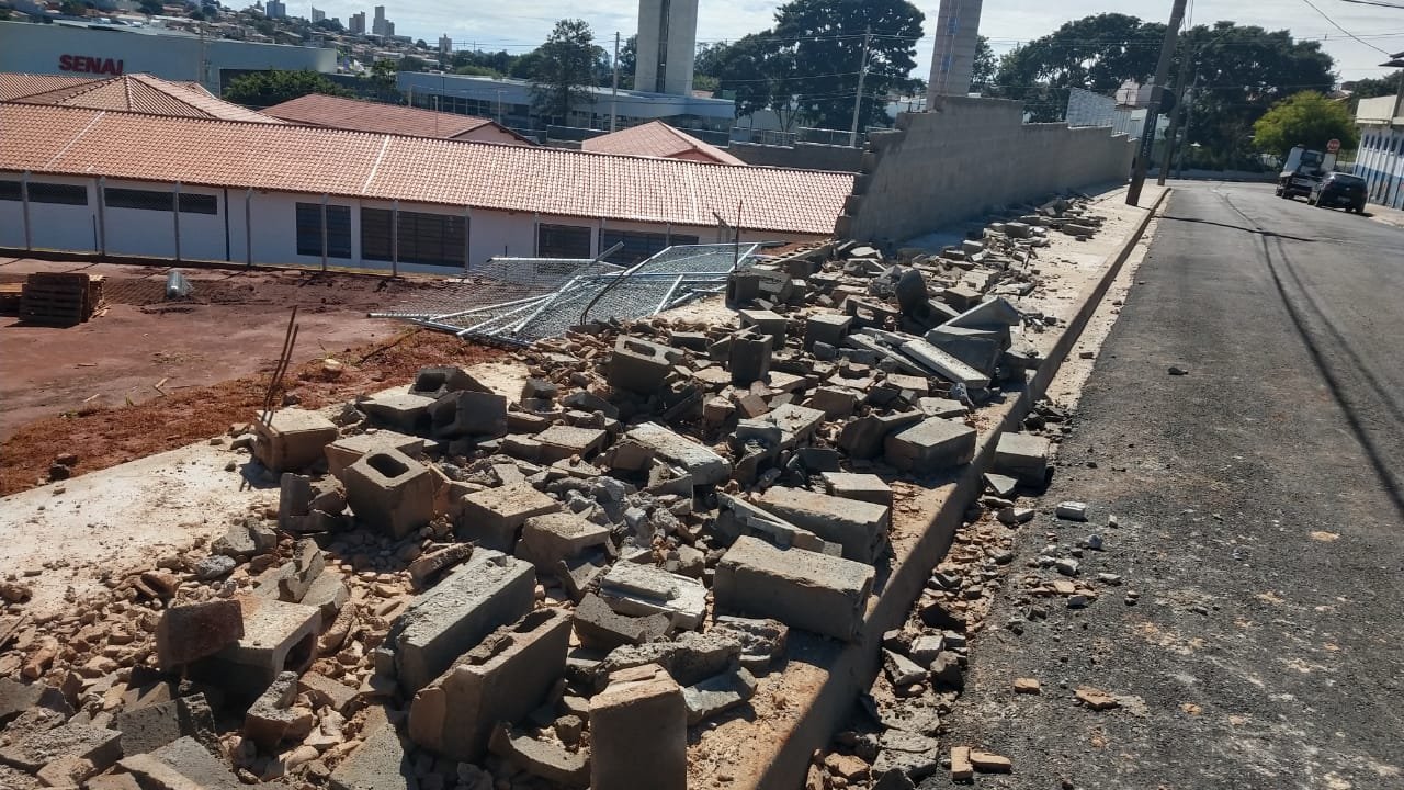 Vendaval derruba muro de escola na Cohab 1