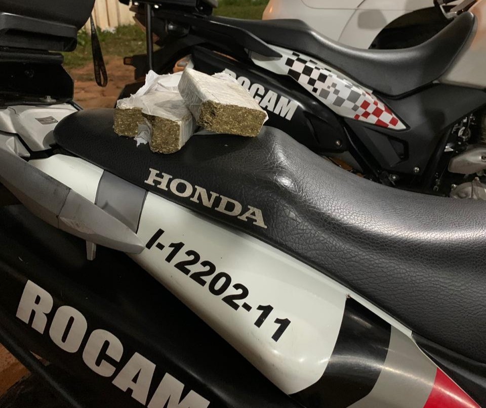 Botucatu: homem é abordado pela polícia, invade casas e é preso com tijolos de maconha