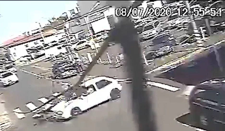 Acidente é flagrado no Centro por câmeras de segurança; Prefeitura admite instalação de lombada