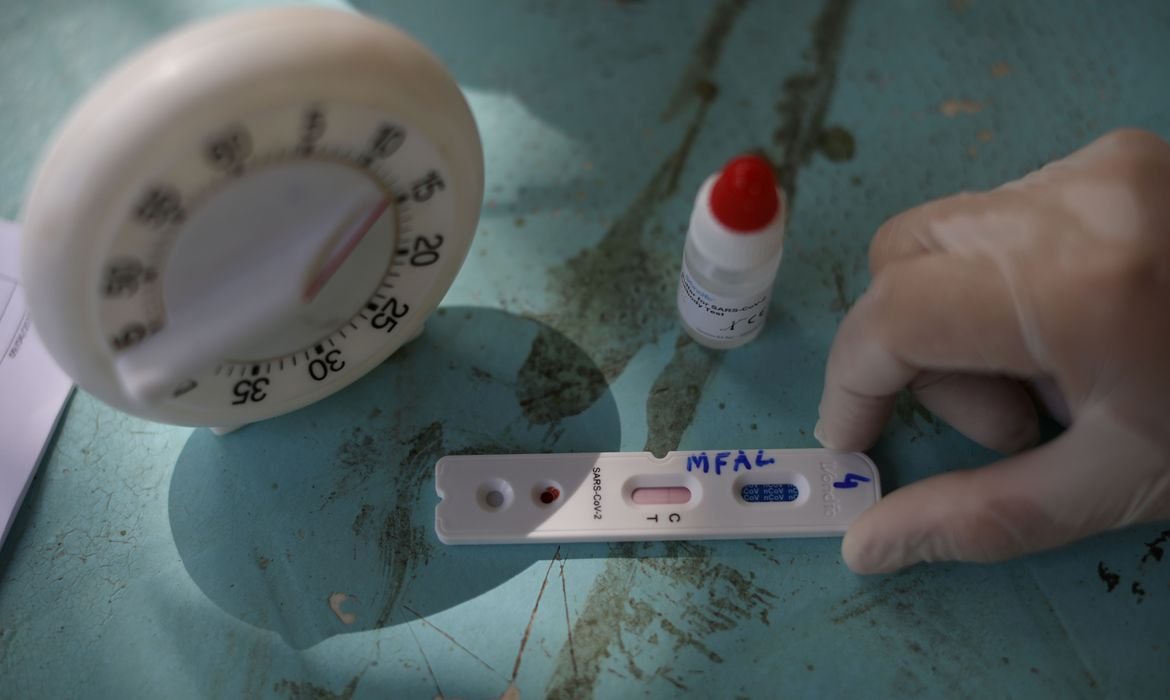 Brasil tem 65,4 mil mortes causadas pela covid-19