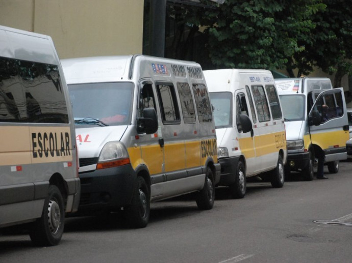 Governo suspende cobrança de taxa de vans escolares na pandemia