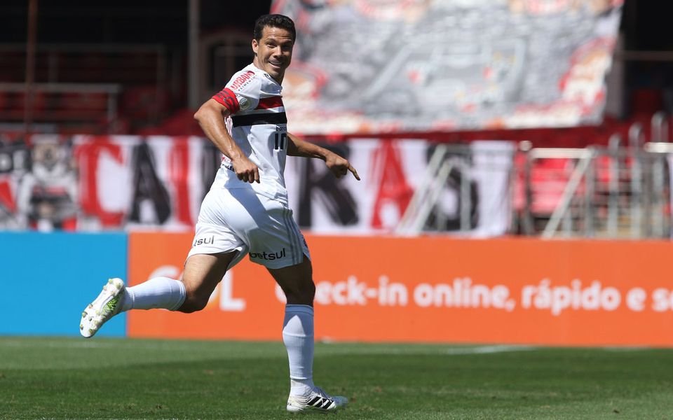 São Paulo vence Corinthians com gol nos acréscimos e é vice-líder do Brasileiro