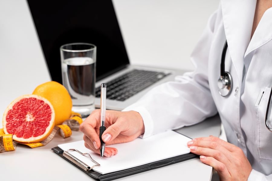 Especialista alerta para riscos de receitas que prometem fortalecer a imunidade em casa