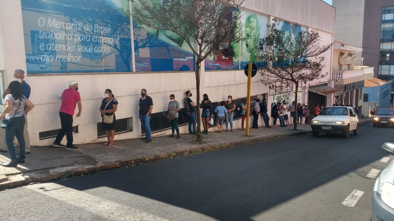 Botucatu: banco multado volta a concentrar grande fila de clientes
