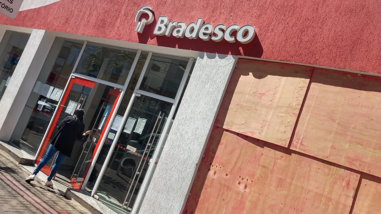 Bradesco, na Amando de Barros, está sem atendimento após caso de covid-19 em funcionário