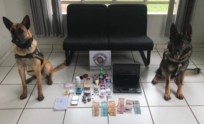 Polícia apreende drogas sintéticas e R$ 1 mil em Pratania