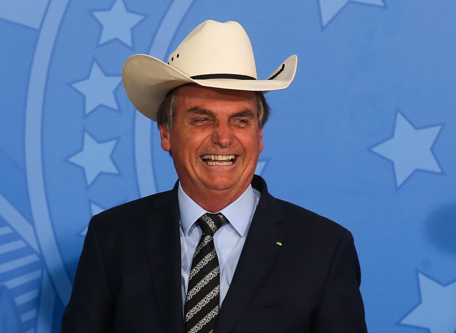 Bolsonaro veta quase integralmente lei de auxílio aos agricultores familiares