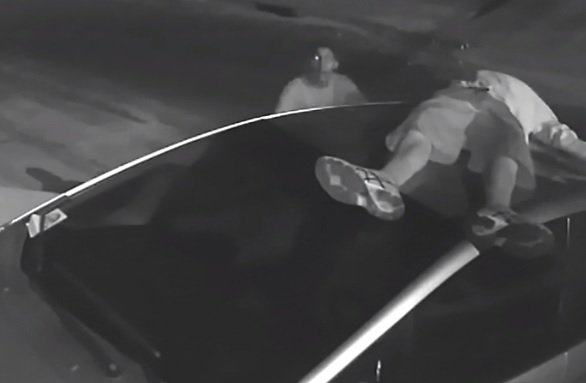 Botucatu: homem é flagrado subindo em teto de carro; veículo fica danificado