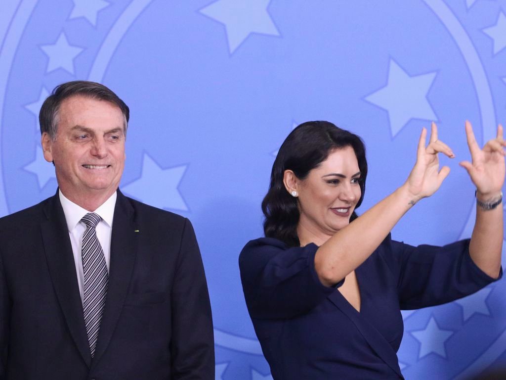 Michelle Bolsonaro recebeu R$ 72 mil em 21 cheques de Queiroz, diz revista