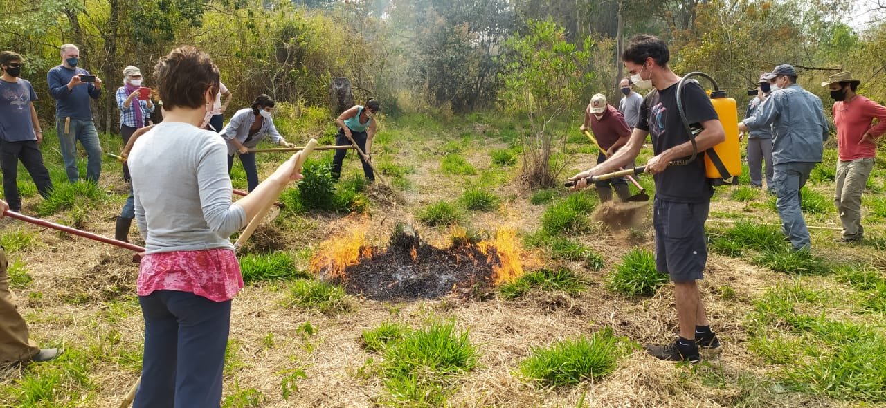 Bombeiros realizam treinamento de combate a incêndio com moradores da Demétria