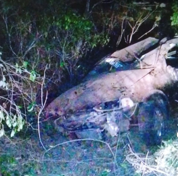 Após roda soltar de veículo, carro capota e casal fica ferido na estrada para o Rio Bonito