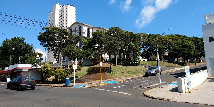 Padre pede obras de acessibilidade na praça da igreja de São Benedito
