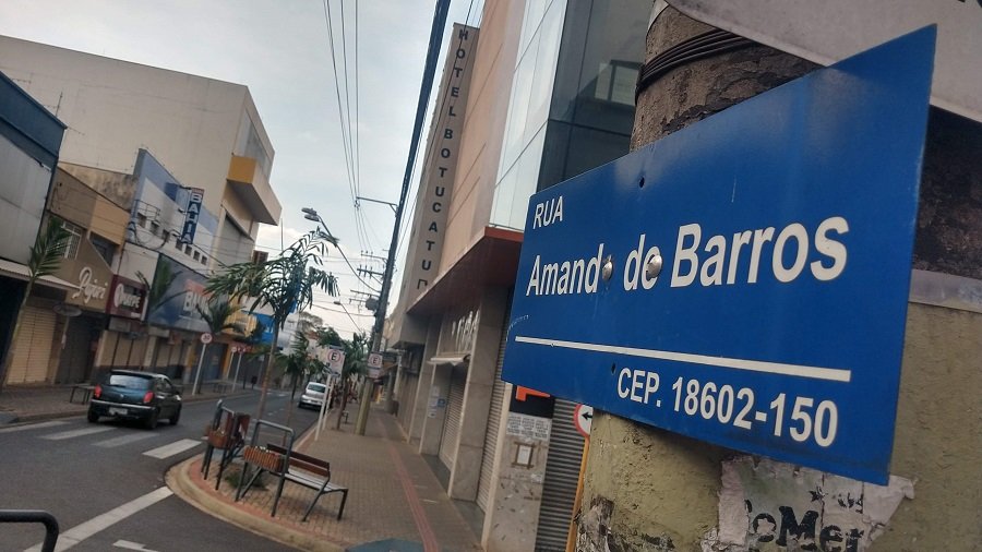 PMs salvam vida de bebê após ambulância do SAMU ficar presa no trânsito na Rua Amando