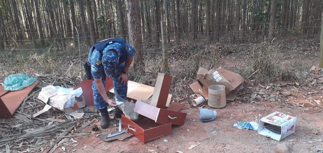 Botucatu: munícipe é multado em R$ 600 após descartar lixo e entulho em estrada rural