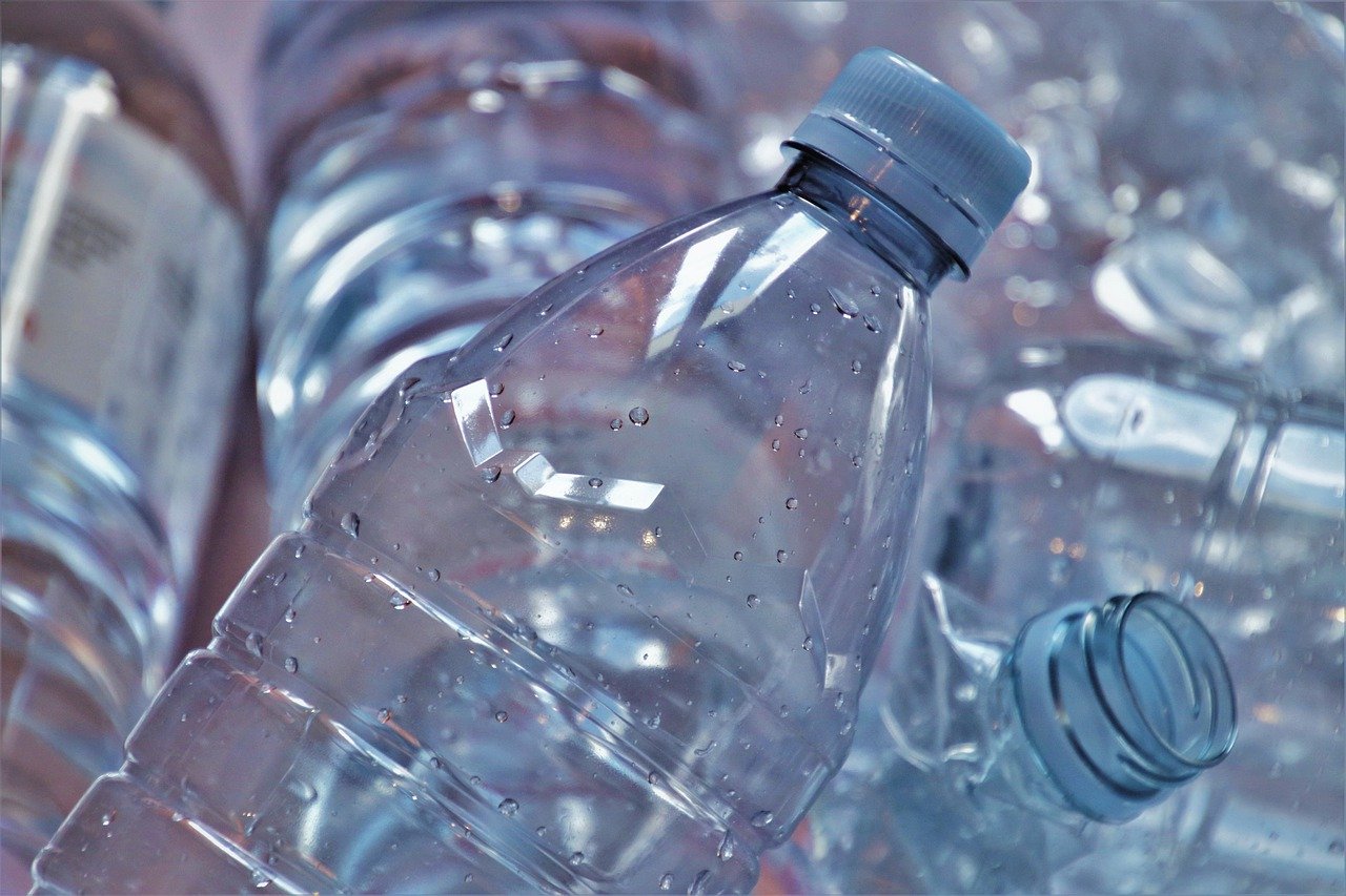 É possível fazer um “detox” de plástico? O que a ciência (ainda não) sabe