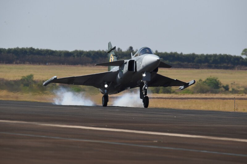 Primeiro caça Gripen 100% nacional voa no Brasil